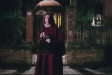 Jennifer O'Neill vor der Grusel-Villa ...