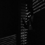 WIlliam Holden wartet auf den zug