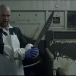 Jóhannes Haukur Johannesson treibt Schutzgeld mit leichtem Instrumentarium ein.