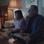 Marion Bailey und Tom Wilkinson genießen den Feierabend ganz traditionell.