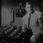 Lino Ventura prüft die Maschine im feinen Zwirn