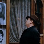 Gino Cervi studiert die Auslage