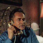 Carl Möhner lässt sich berieseln