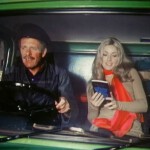 Terry-Thomas hat seine Schmuddelliteratur auch auf dem Bock parat. Sharon Tate gefällt's