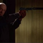 Jonathan Banks bringt die Bildhalterungen an