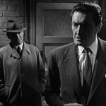 John Mills nimmt Anthony Dawson in die Mangel