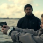 Trine Dyrholm lässt sich von Dar Salim in den Gebrauch von schwerem Besteck einweisen