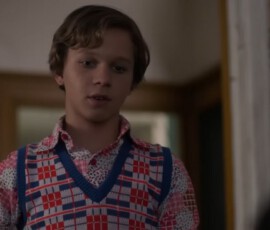 Daniel Huttlestone in psychedelischem Pink