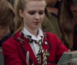 Daniel Huttlestone und Nell Williams entdecken die Freuden des gepflegten Vinyls.